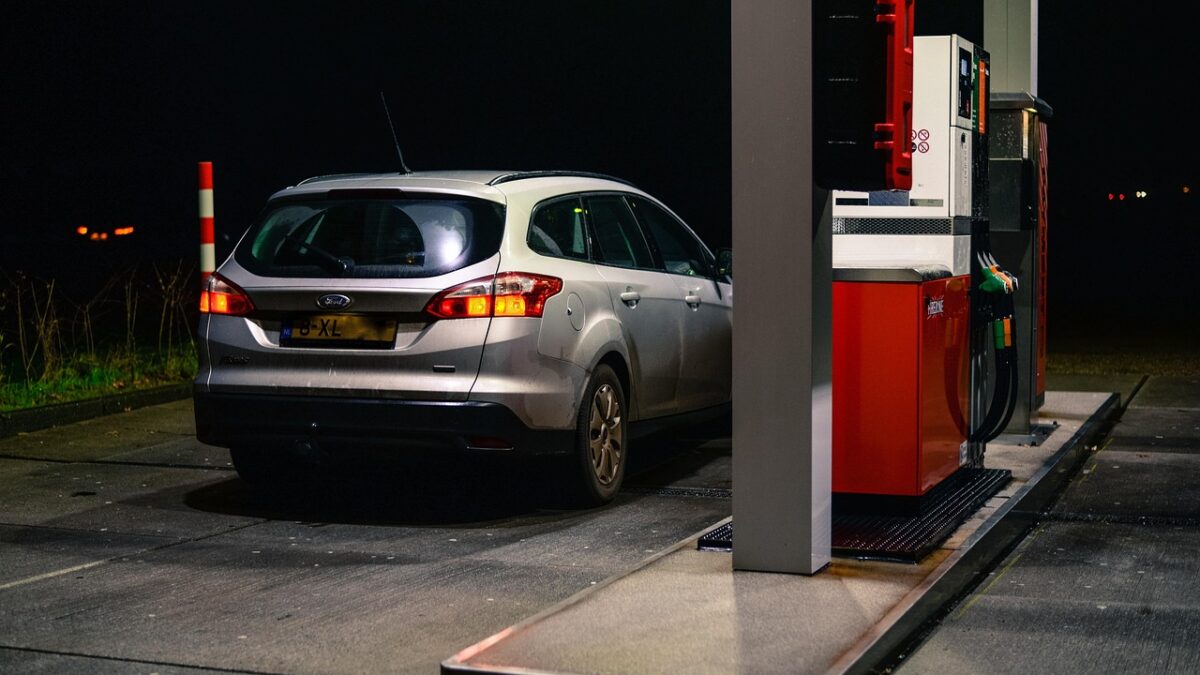 24/7 wrong fuel rescue service technician draining fuel at night roadside